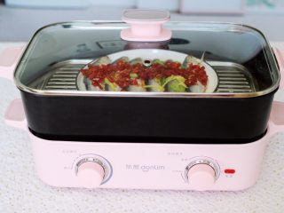 10、剁椒清蒸海鲫鱼,盖上锅盖。