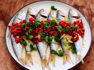 13、剁椒清蒸海鲫鱼,上面撒上葱花和白芝麻。