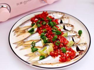 15、剁椒清蒸海鲫鱼,清口鲜嫩辣爽不油腻，鲜掉眉毛木人管。