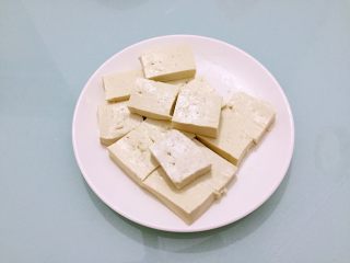 1、糖醋脆皮豆腐,豆腐洗净切成小块