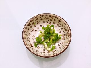 2、糖醋脆皮豆腐,葱切葱花