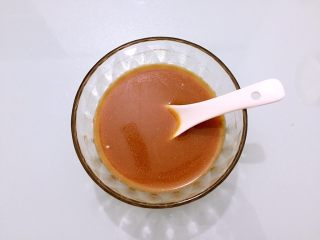 3、糖醋脆皮豆腐,把酱汁材料放入碗中搅拌均匀调成酱汁备用