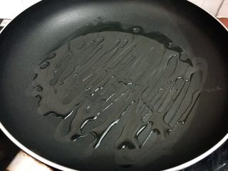 4、糖醋脆皮豆腐,平底锅倒入适量的食用油烧热