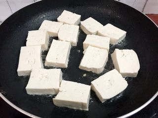 5、糖醋脆皮豆腐,放入豆腐煎至金黄色