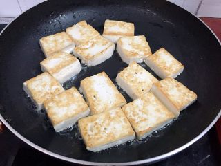 6、糖醋脆皮豆腐,翻面继续煎至金黄色