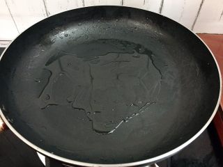 8、糖醋脆皮豆腐,原锅倒入适量的食用油烧热