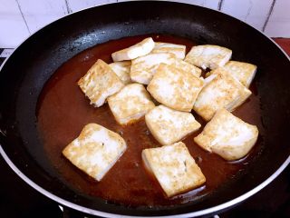 11、糖醋脆皮豆腐,放入豆腐，大火翻炒至酱汁均匀的挂在豆腐上