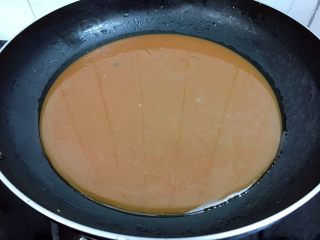 9、糖醋脆皮豆腐,倒入刚才调好的酱汁