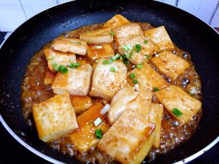 13、糖醋脆皮豆腐,撒上葱花即可