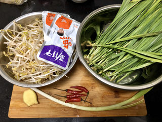 1、韭菜炒豆芽➕ 拨却白云见青天,全部食材准备好