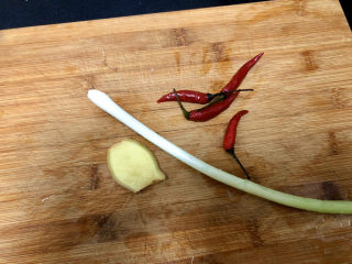 2、韭菜炒豆芽➕ 拨却白云见青天,小葱择好洗净，姜洗净，小米辣洗净