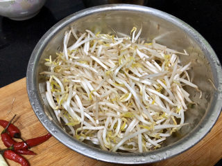 3、韭菜炒豆芽➕ 拨却白云见青天,绿豆芽择好淘洗干净控水备用
