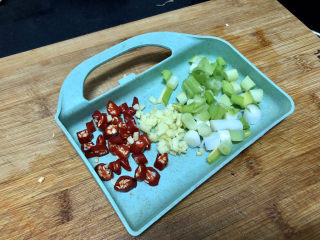 5、韭菜炒豆芽➕ 拨却白云见青天,改刀：姜切末，小葱切末，小米辣切圈