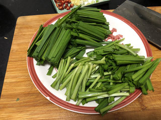 6、韭菜炒豆芽➕ 拨却白云见青天,韭菜分梗和叶切段