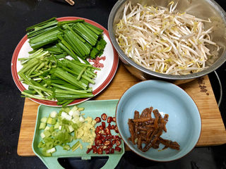 7、韭菜炒豆芽➕ 拨却白云见青天,全部食材准备好