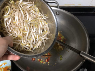 11、韭菜炒豆芽➕ 拨却白云见青天,转中火，加入绿豆芽，