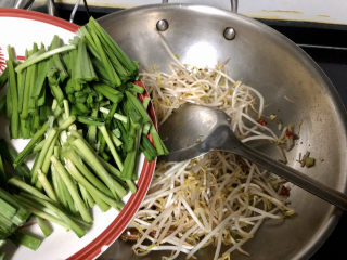13、韭菜炒豆芽➕ 拨却白云见青天,加入韭菜梗，翻炒均匀