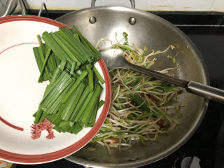 16、韭菜炒豆芽➕ 拨却白云见青天,加入韭菜叶，翻炒断生