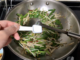 17、韭菜炒豆芽➕ 拨却白云见青天,尝下咸淡，根据个人口味添加少许盐定味，