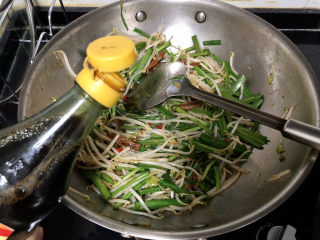 18、韭菜炒豆芽➕ 拨却白云见青天,出锅前，沿着锅边淋半汤匙香醋，翻炒均匀出锅