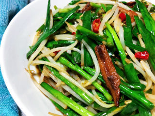 21、韭菜炒豆芽➕ 拨却白云见青天,这道韭菜炒豆芽做法简单，韭菜鲜美，豆芽爽脆，添加小鱼干，口感层次更丰富，喜欢的小伙伴们快来试试看吧????