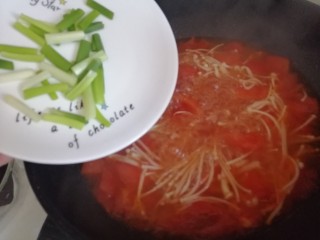 13、西红柿炖金针菇,放入葱花搅匀