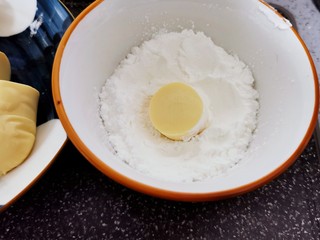 3、虾仁日本豆腐,在淀粉里滚一圈