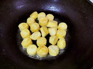 6、虾仁日本豆腐,煎至两面金黄