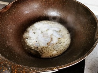 8、虾仁日本豆腐,煎过豆腐的油里放入虾仁