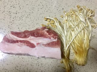 1、#微波炉美食#金针五花孜香卷,准备食材