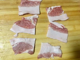 2、#微波炉美食#金针五花孜香卷,五花肉切合适的片