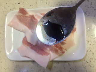 3、#微波炉美食#金针五花孜香卷,五花肉装盘，加入少许老抽