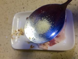 4、#微波炉美食#金针五花孜香卷,加入适量调味盐