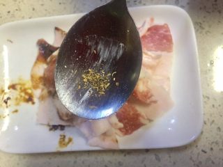 5、#微波炉美食#金针五花孜香卷,加入少许五香粉