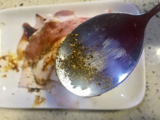 6、#微波炉美食#金针五花孜香卷,加入花椒面