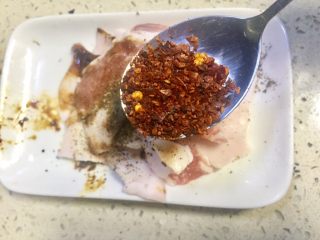 7、#微波炉美食#金针五花孜香卷,放入辣椒面