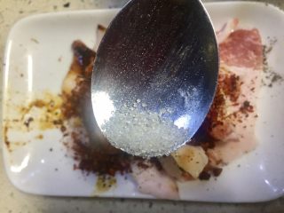 8、#微波炉美食#金针五花孜香卷,放入少许白糖