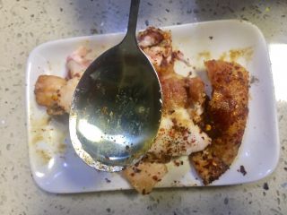 9、#微波炉美食#金针五花孜香卷,放入香油