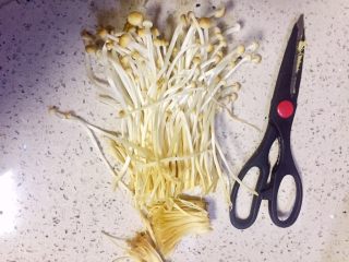 11、#微波炉美食#金针五花孜香卷,金针菇去根