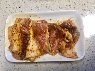 10、#微波炉美食#金针五花孜香卷,把刚才加入的佐料和五花肉拌均匀