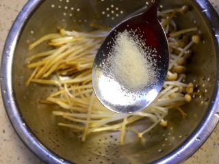 12、#微波炉美食#金针五花孜香卷,洗净，漏盆漏干水，分入适量的调味盐拌均