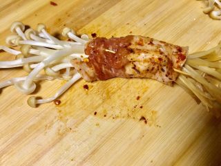 14、#微波炉美食#金针五花孜香卷,肉裹一圈抄上用牙签别上