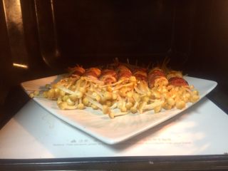 17、#微波炉美食#金针五花孜香卷,放入微波炉