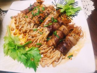 19、#微波炉美食#金针五花孜香卷,时间到扑鼻而来让人流口水的香味，撒上一勺孜然粉，少许熟黑芝麻和香葱????????