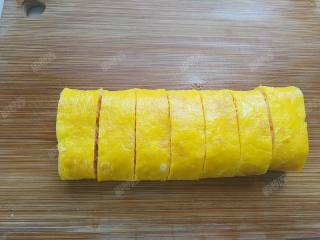 14、磷虾蛋卷,蒸好的蛋卷取出切成段，摆盘就可以啦