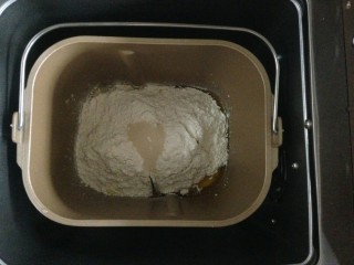 3、仿真雪梨馒头,在面粉上面放酵母。(酵母提前用温牛奶溶化更好)