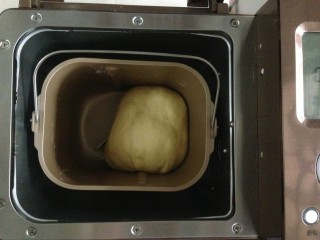 4、仿真雪梨馒头,选择面包机的和面程序,十分钟,和好的面团留在面包机里,在面包机桶上面盖一块湿布,再盖上面包机盖,发酵一个小时左右。