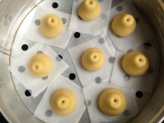 9、仿真雪梨馒头,做好的馒头坯放在蒸笼里,盖上盖子,静置15分钟。