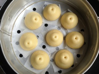 10、仿真雪梨馒头,冷水上锅蒸,上汽后蒸14分钟左右。关火后继续焖三分钟才揭盖。