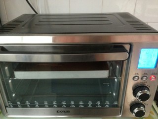 11、仿真雪梨馒头,将低筋面粉,可可粉,水弄成小面团。搓成细长条,放在不粘烤盘里。170度烘烤八分钟左右。